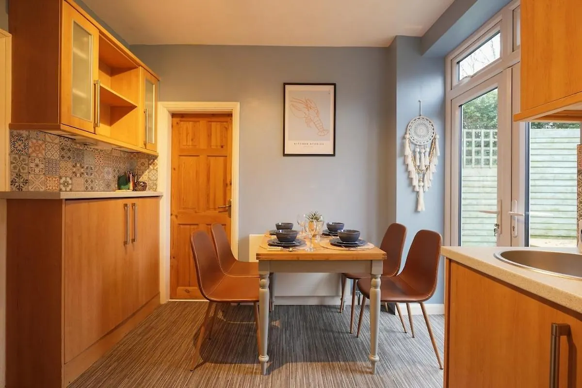 Large 3 Bed Home, Wisewood, Free Parking, Great For Groups - Hosted By Stay Host Save Sheffield 0*,